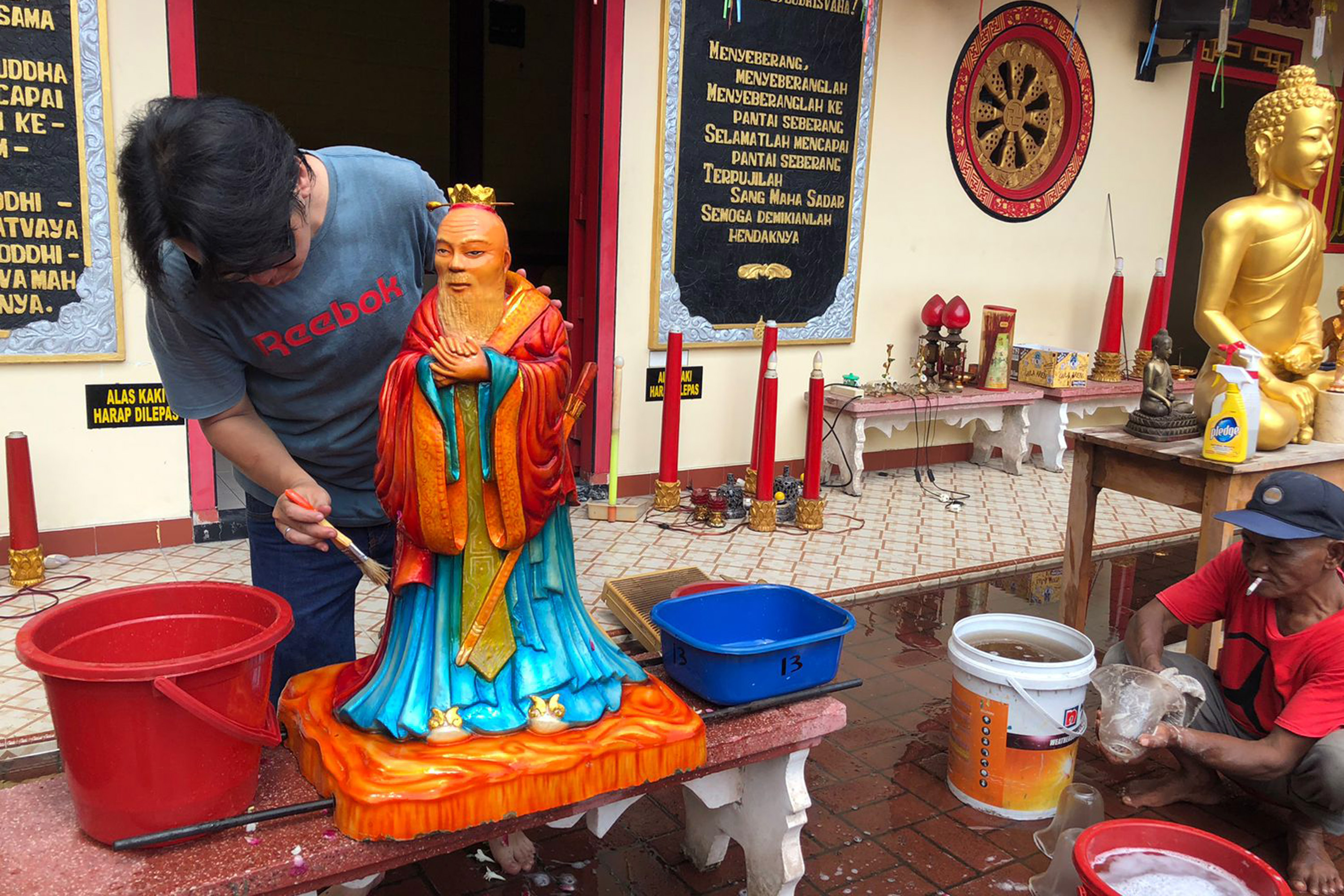 BERSIH-BERSIH: Sejumlah umat Tionghoa menggelar ritual pembersihan di Tempat Ibadah Tri Dharma (TITD) Sumber Naga, Rabu (11/2) pagi.