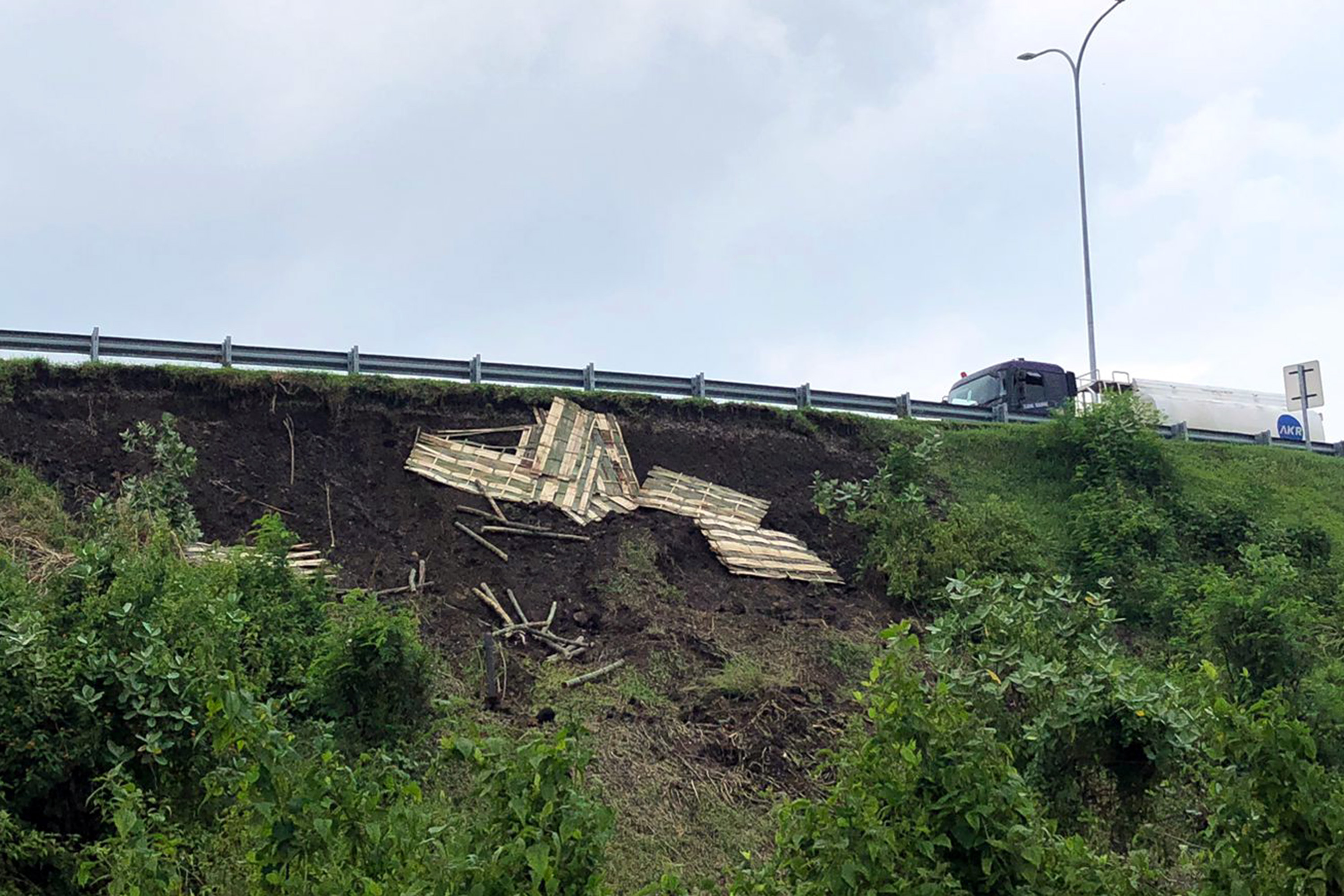 LONGSOR: Ramp Exit Simpang Susun Probolinggo Timur Jalan Tol Pasuruan-Probolinggo alami longsor pada Selasa (10/2).