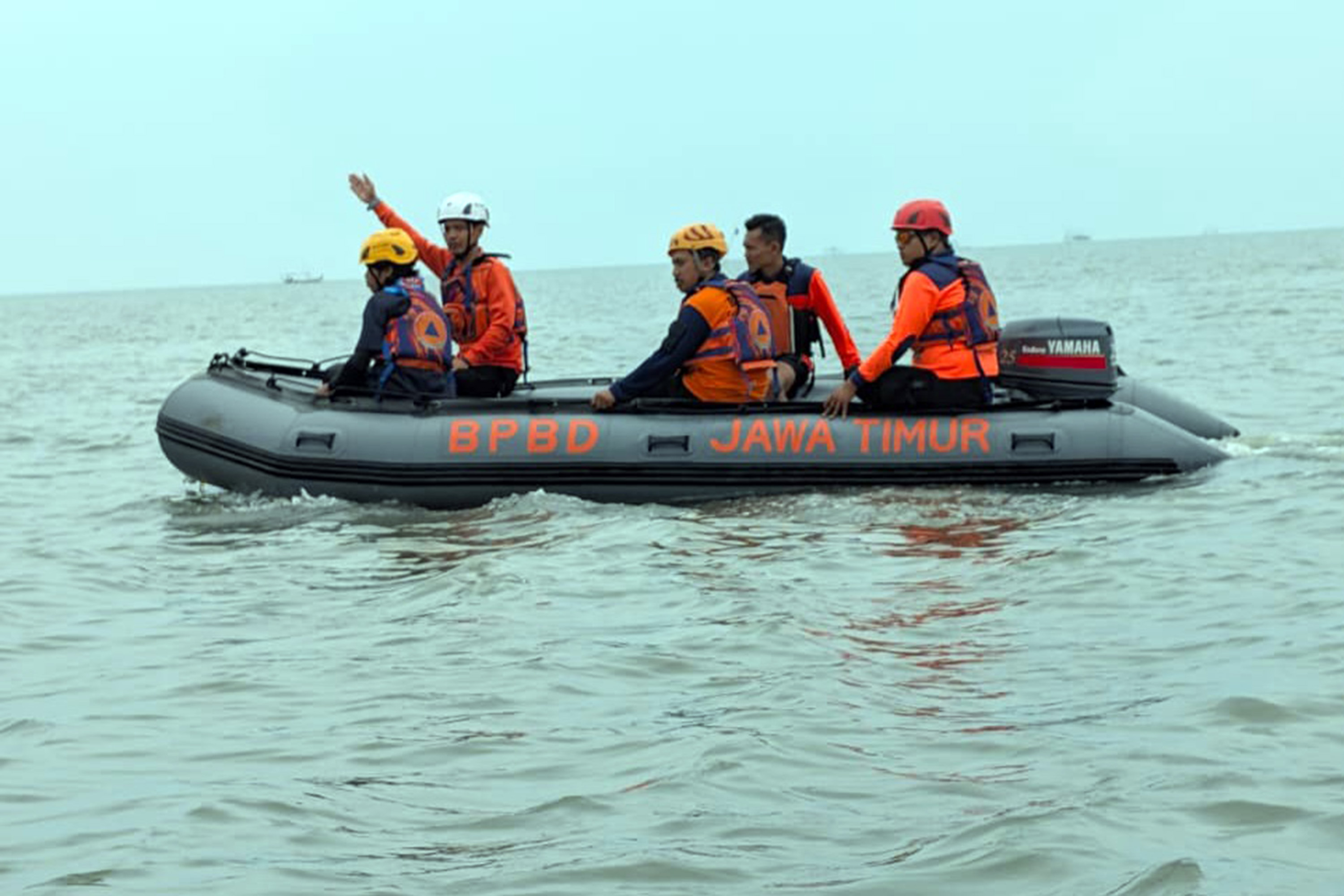 SISIR PESISIR: Tim Basarnas dan BPBD saat menyisir kawasan perairan Pasuruan untuk mencari nelayan asal Kraton, Pasuruan yang hilang, Rabu sore (11/2).