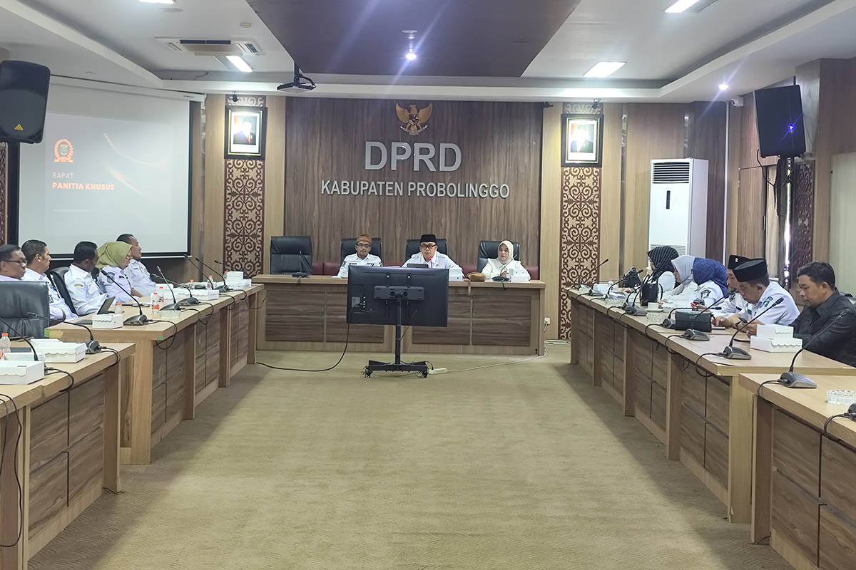 LANGKAH AWAL: Panitia khusus DPRD membahas struktur organisasi dan tata kerja (SOTK) bersama sejumlah organisasi perangkat daerah (OPD) di ruang Badan Anggaran (