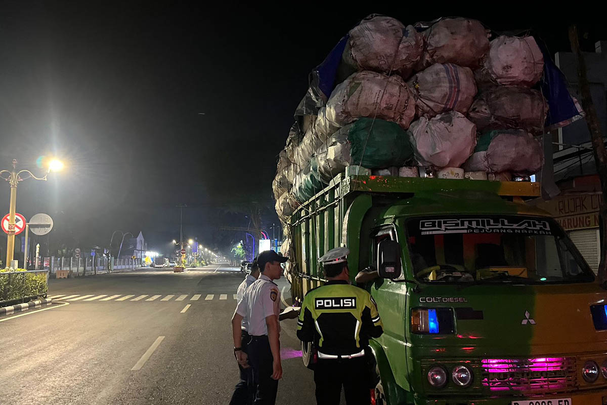 KENA DEH: Personel dari Dinas Perhubungan dan Satlantas Polres Probolinggo Kota saat razia truk yang melintas di Jalan Panglima Sudirman, Rabu (11/2) malam.