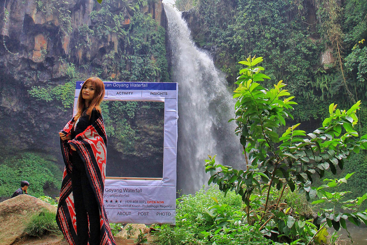 DIKELOLA BUMDes: Pengunjung di air terjun Jaran goyang Desa Guyangan, Kecamatan Krucil yang dikelola BUMDes yang telah berbadan hukum. Pemkab Probolinggo mendorong semua