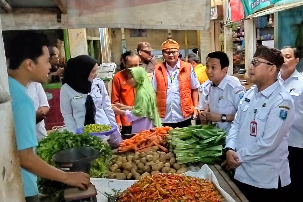 ANTISIPASI LONJAKAN: Jajaran Pemkab Probolinggo menggelar monitoring harga bapokting di Pasar Semampir Kecamatan Kraksaan, dan disalah satu ritel modern.
