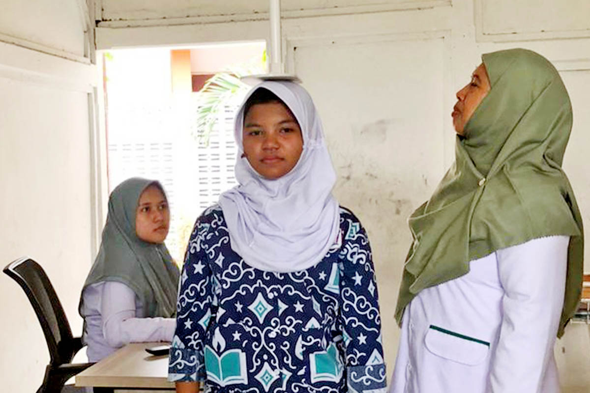 DIUKUR: Salah satu siswa SRMP 28 Pasuruan melakukan pengukuran TB dan BB. Seluruh siswa mengalami kenaikan signifikan.