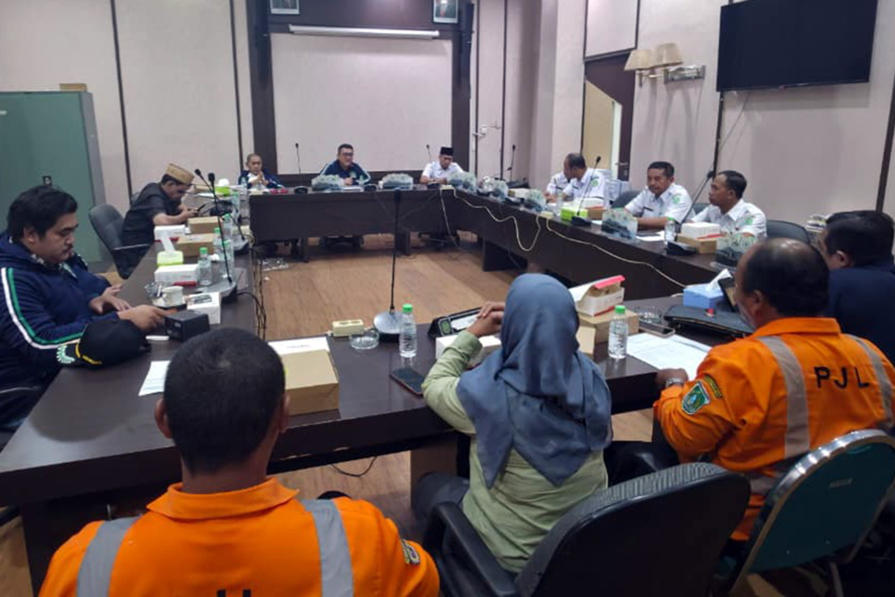 SAMBAT: Perwakilan PJL di Kabupaten Pasuruan saat menggelar audiensi dengan perwakilan DPRD Kabupaten Pasuruan, Kamis (12/2). (M Busthomi/ Radar Bromo)