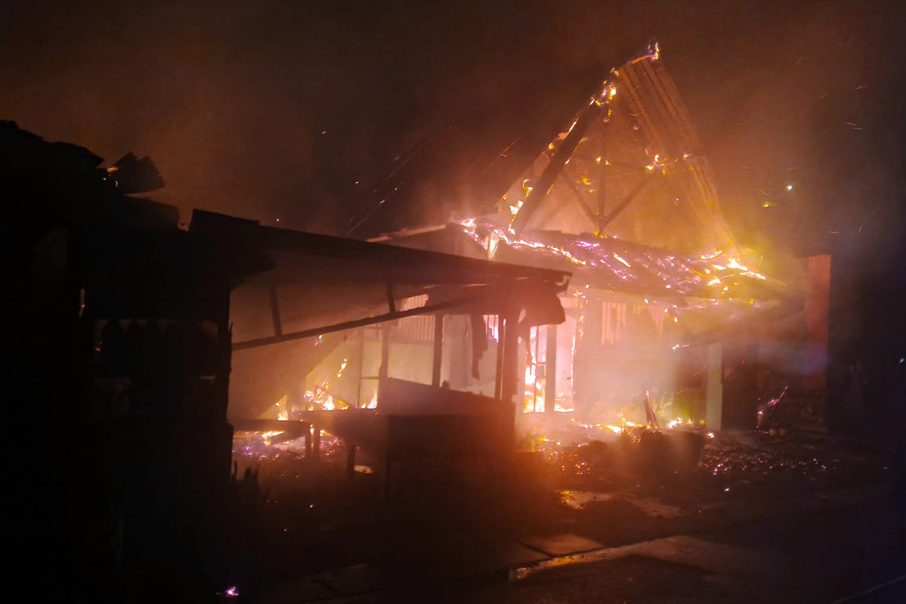 BERKOBAR: Api melalap Gedung PKK di Desa Wonokitri, Kecamatan Tosari. (Istimewa)