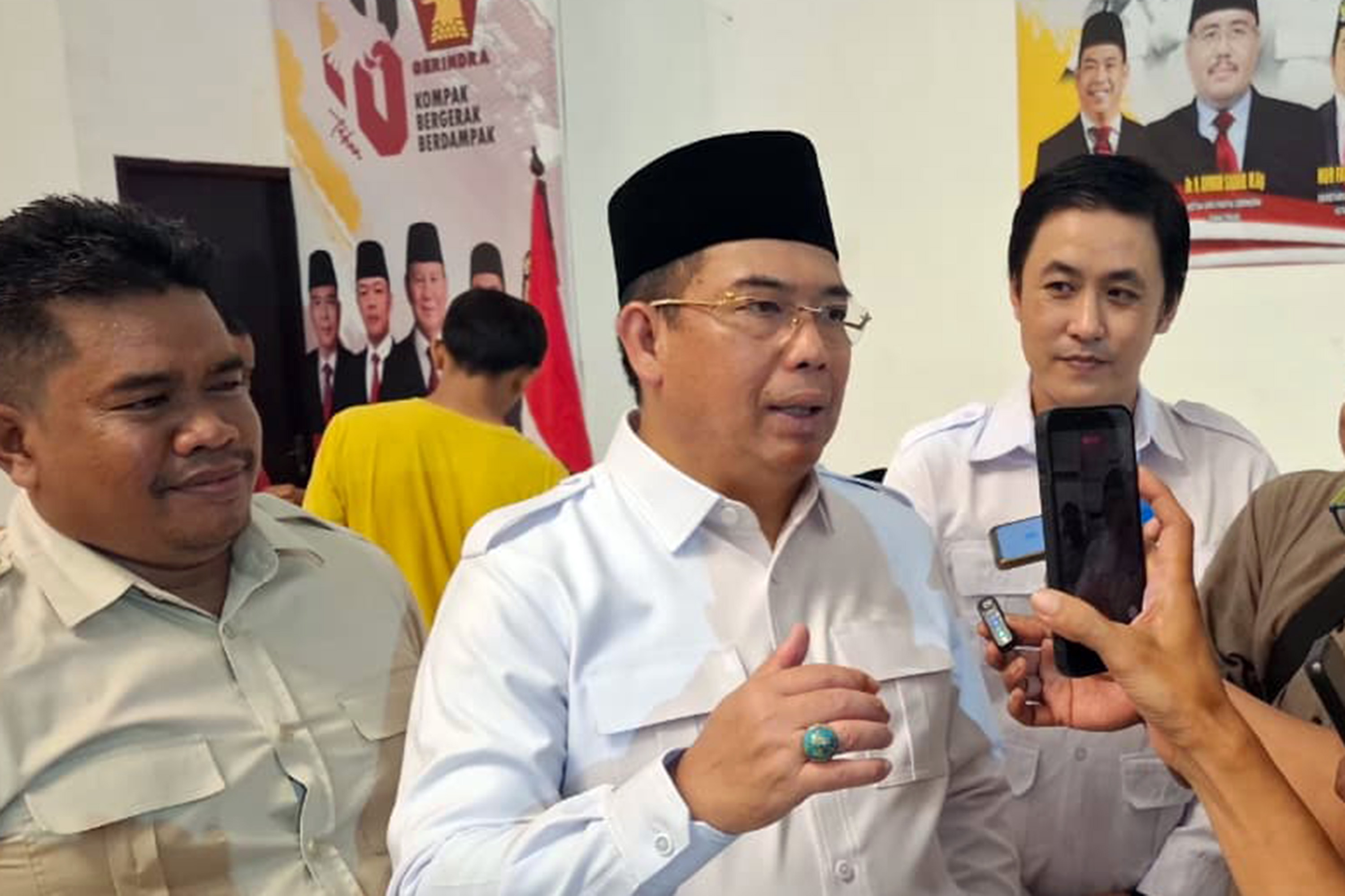 PANASI MESIN: Ketua DPC Gerindra Kota Probolinggo yang juga Wali Kota dr Aminuddin saat memberikan keterangan pada awak media. (Arif Mashudi/ Radar Bromo)