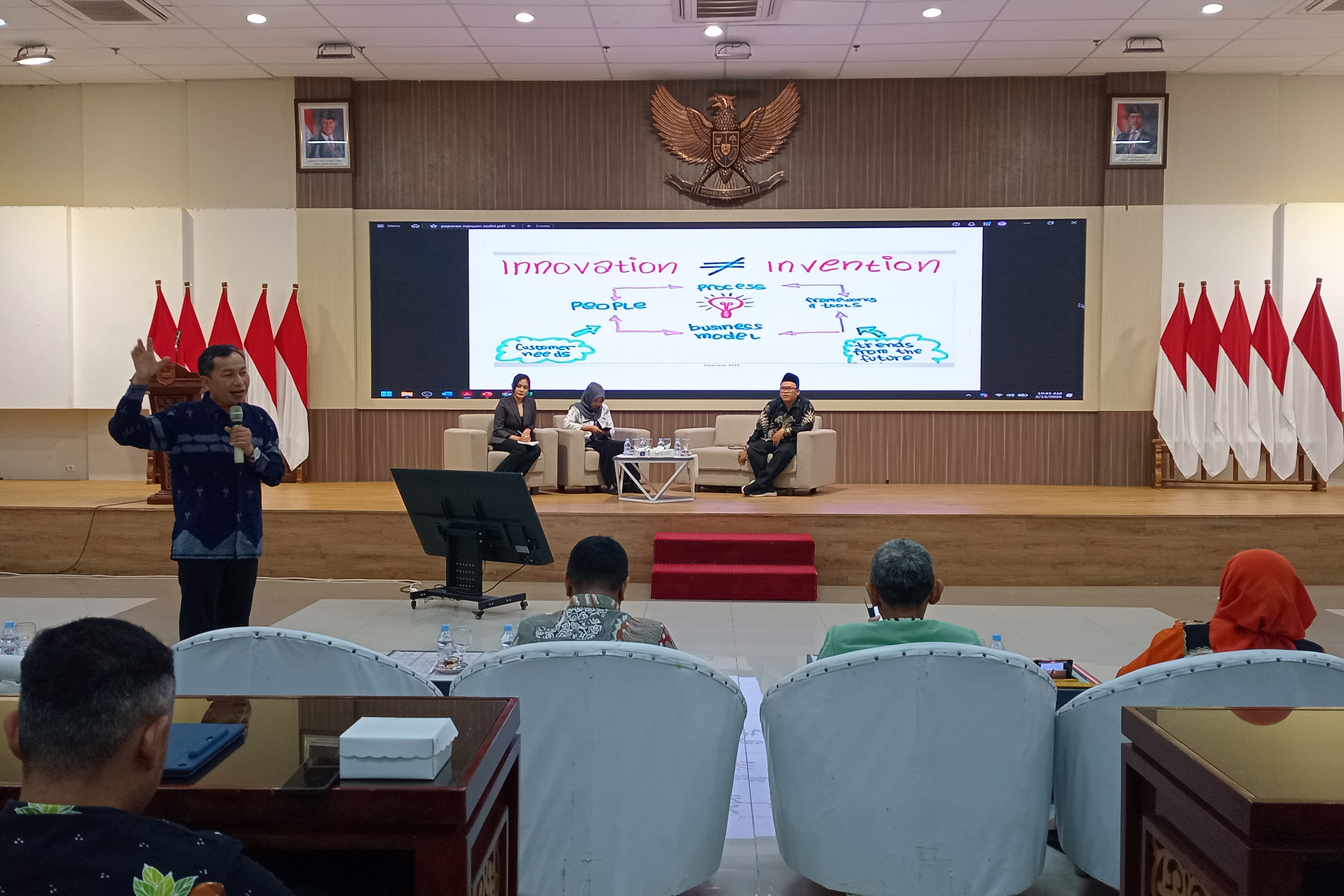 BERI PEMAHAMAN: Tenaga Ahli Inovasi Daerah Bappenas Dr. Redhi Setiadi (berdiri) memberikan materi menggali potensi inovasi daerah dari isu strategis kepada audiens.