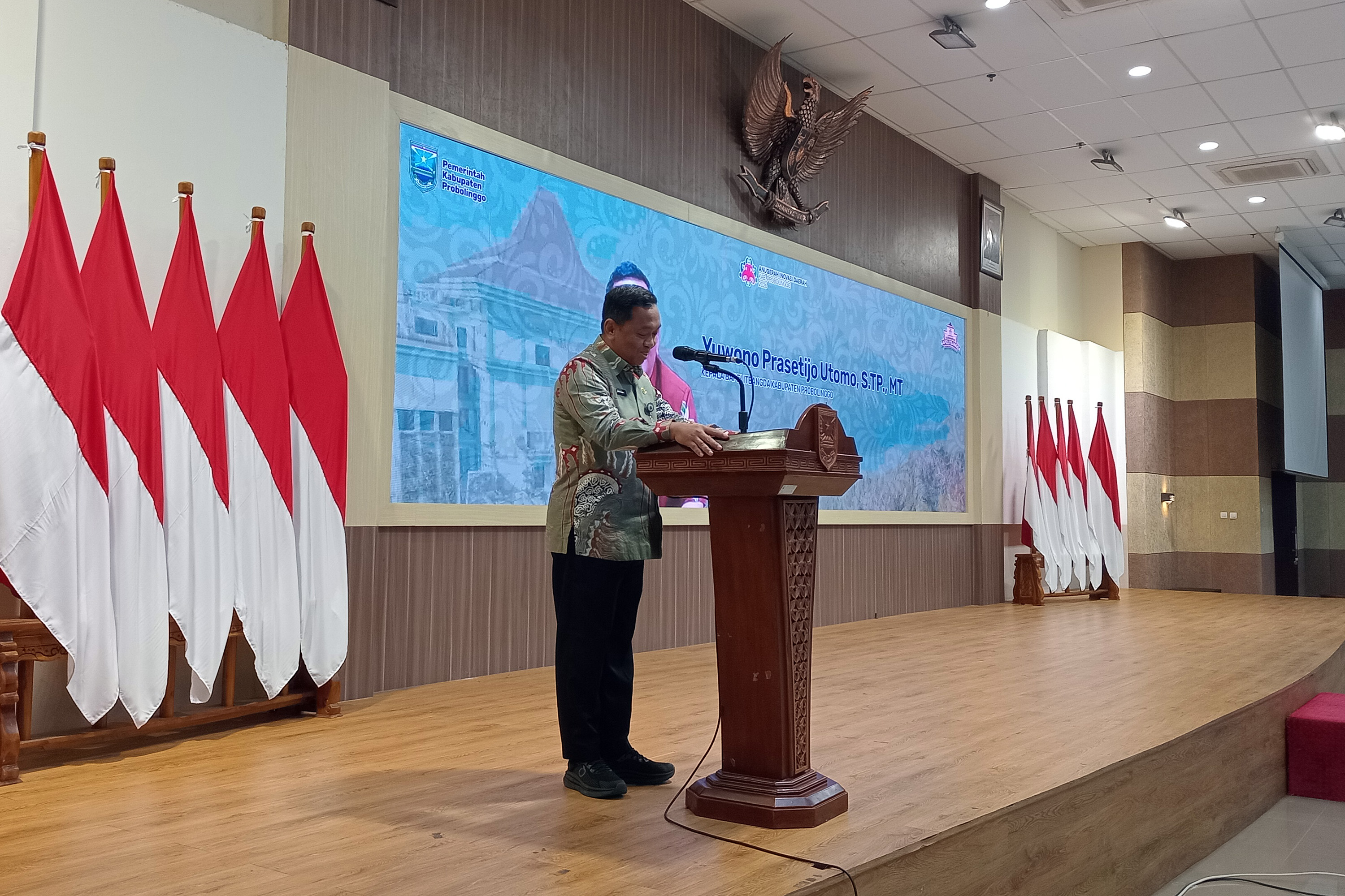 LAPORAN: Kepala Bapelitbangda Kabupaten Probolinggo Juwono P. Utomo memberikan sambutan dimulainya Anugerah Inoda 2026