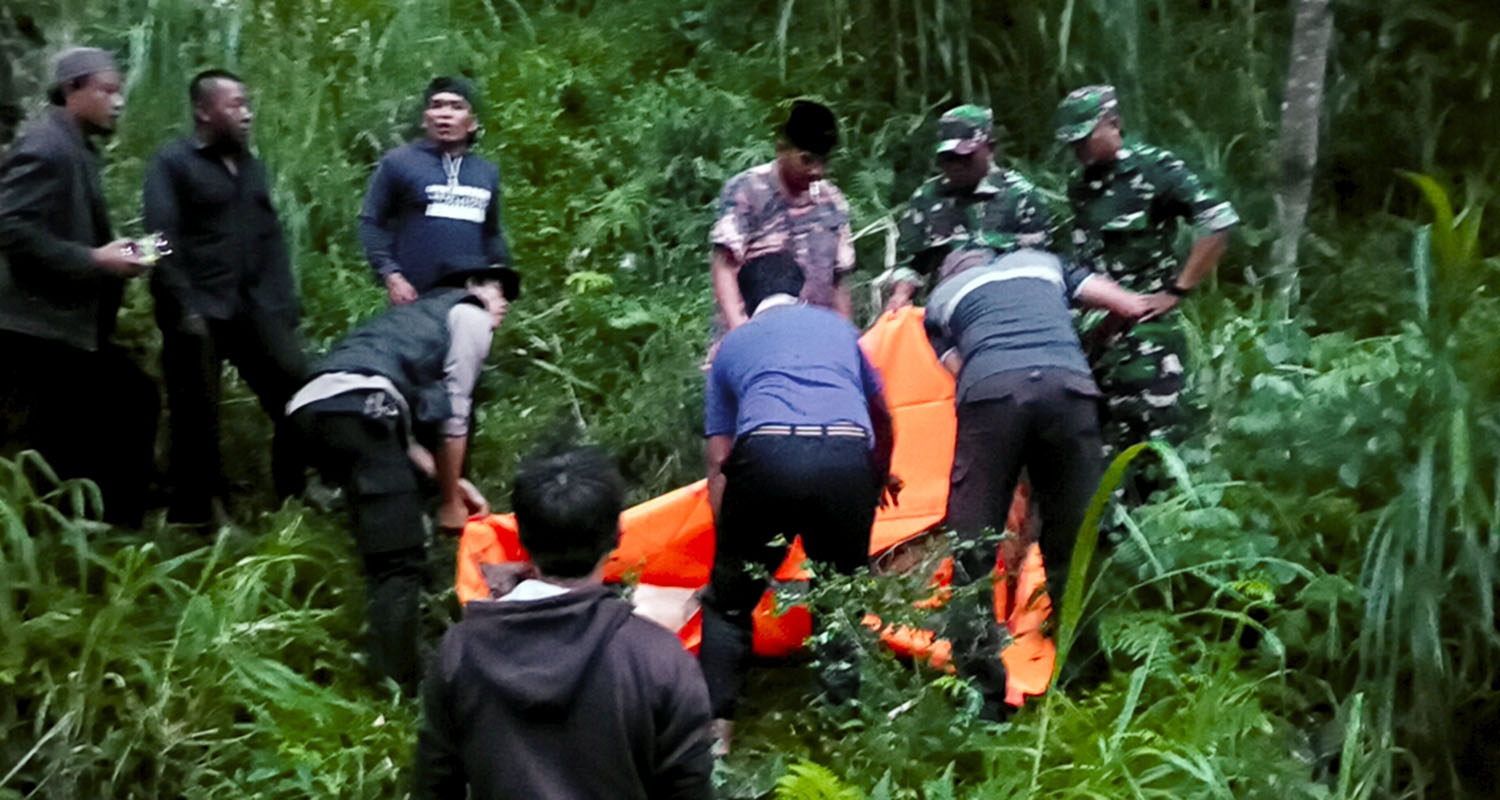 Petugas saat mengevakuasi jenazah nenek Sunarsih, Rabu petang (10/2).