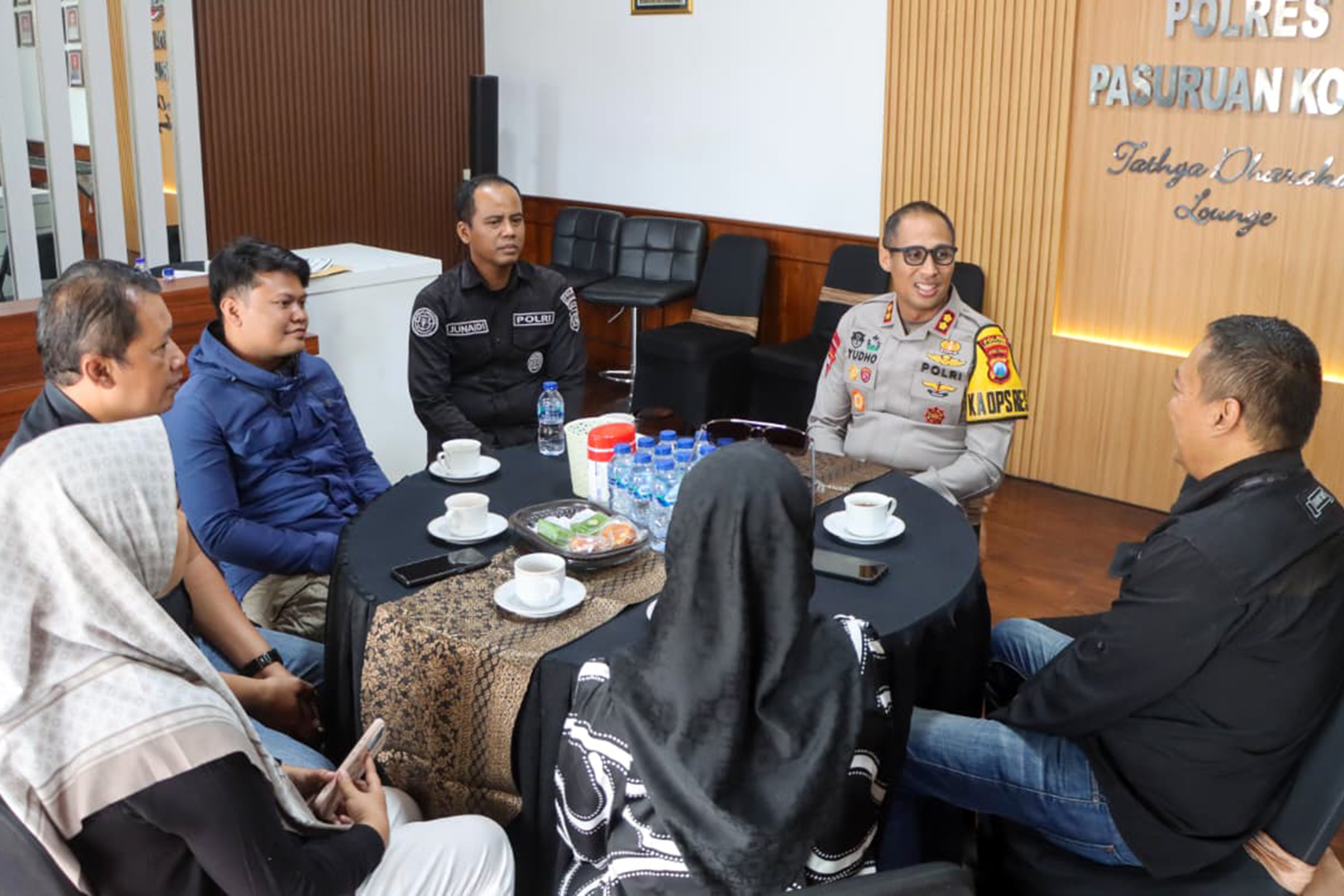 AKRAB: Kru Radar Bromo Biro Pasuruan saat berbincang dengan Kapolres Pasuruan Kota AKBP Titus Yudho Uly (pakai baju dinas).