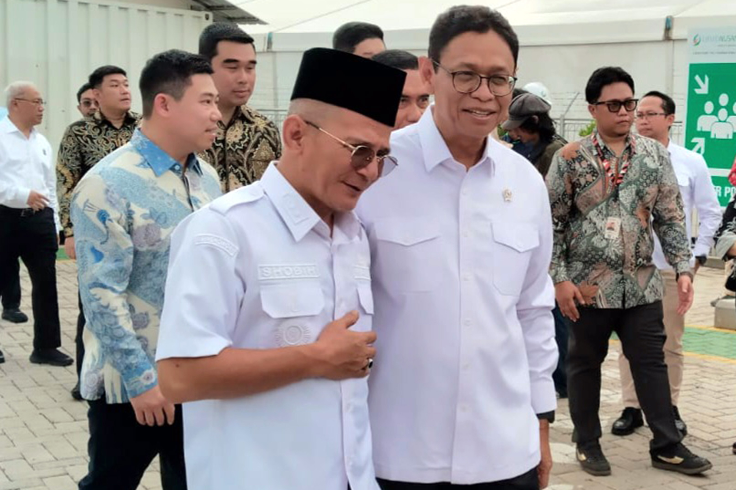 TINJAU KILANG MINI: Wamen Energi dan Sumber Daya Mineral (ESDM) Yuliot Tanjung didampingi Wabup  Pasuruan M. Shobih Asrori meninjau beroperasinya Kilang LNG di kawasan PIER, (11/2).