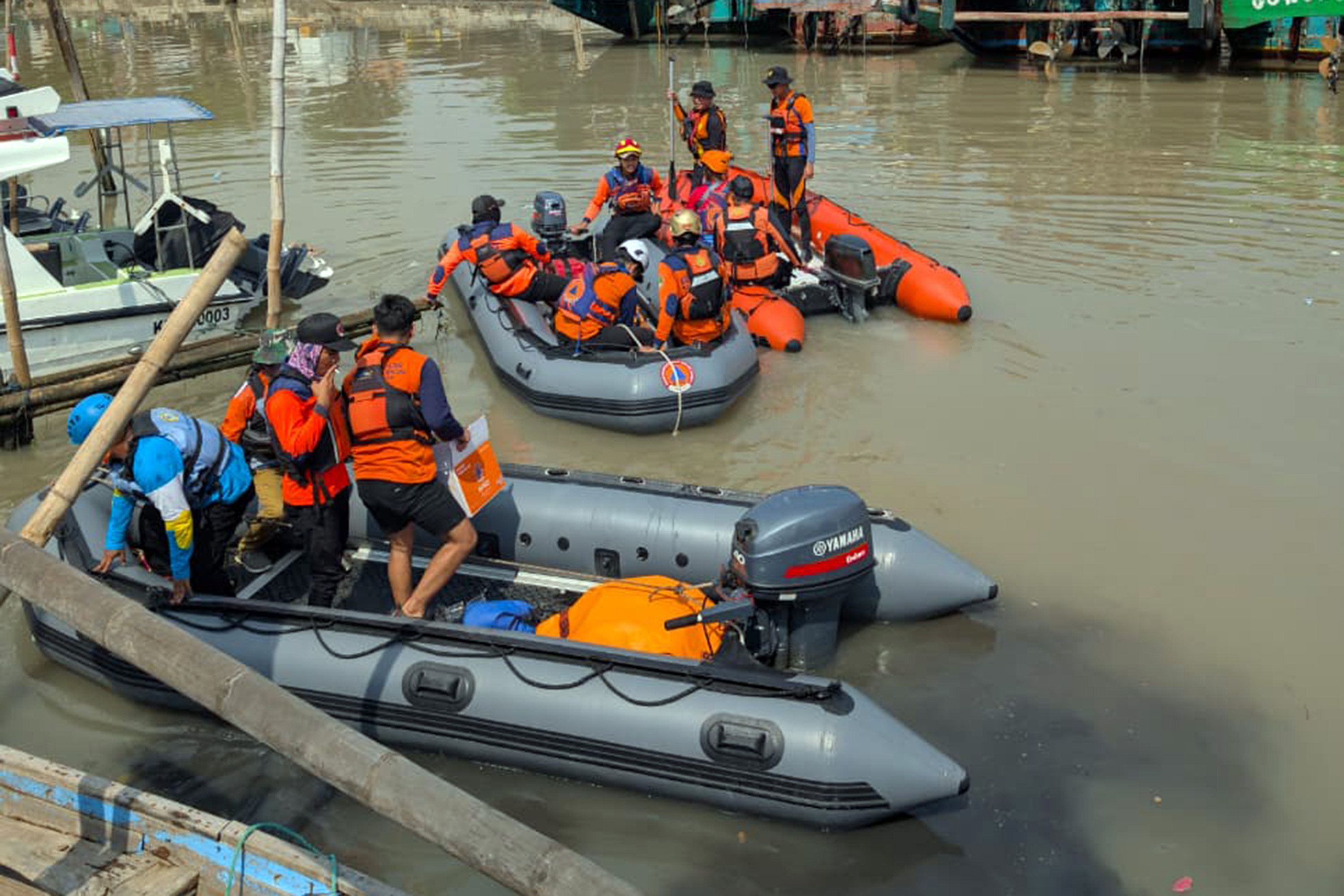 KEMANUSIAAN: Tim SAR Gabungan mencari keberadaan Suprapto, yang terjatuh di laut.