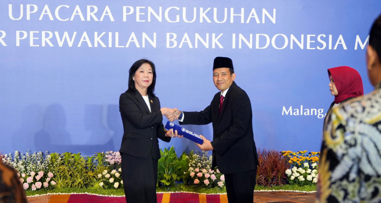 PENGUKUHAN: Deputi Gubernur BI Filianingsih Hendarta memberi ucapan selamat pada Indra Kuspriyadi sebagai Kepala Kantor Perwakilan (KPw) Bank Indonesia Malang.