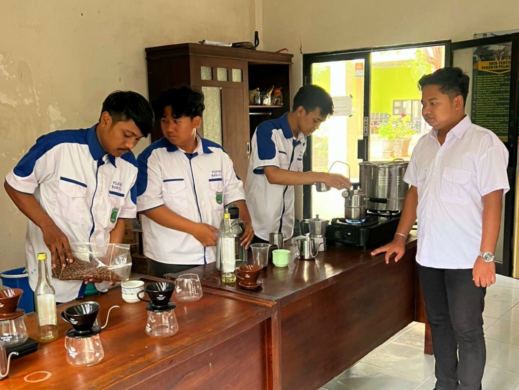 PELATIHAN: Kegiatan pelatihan yang diberikan Disnaker Kabupaten Pasuruan. Langkah ini dilakukan, untuk meningkatkan skill pencari kerja sehingga bisa diterima di dunia kerja.