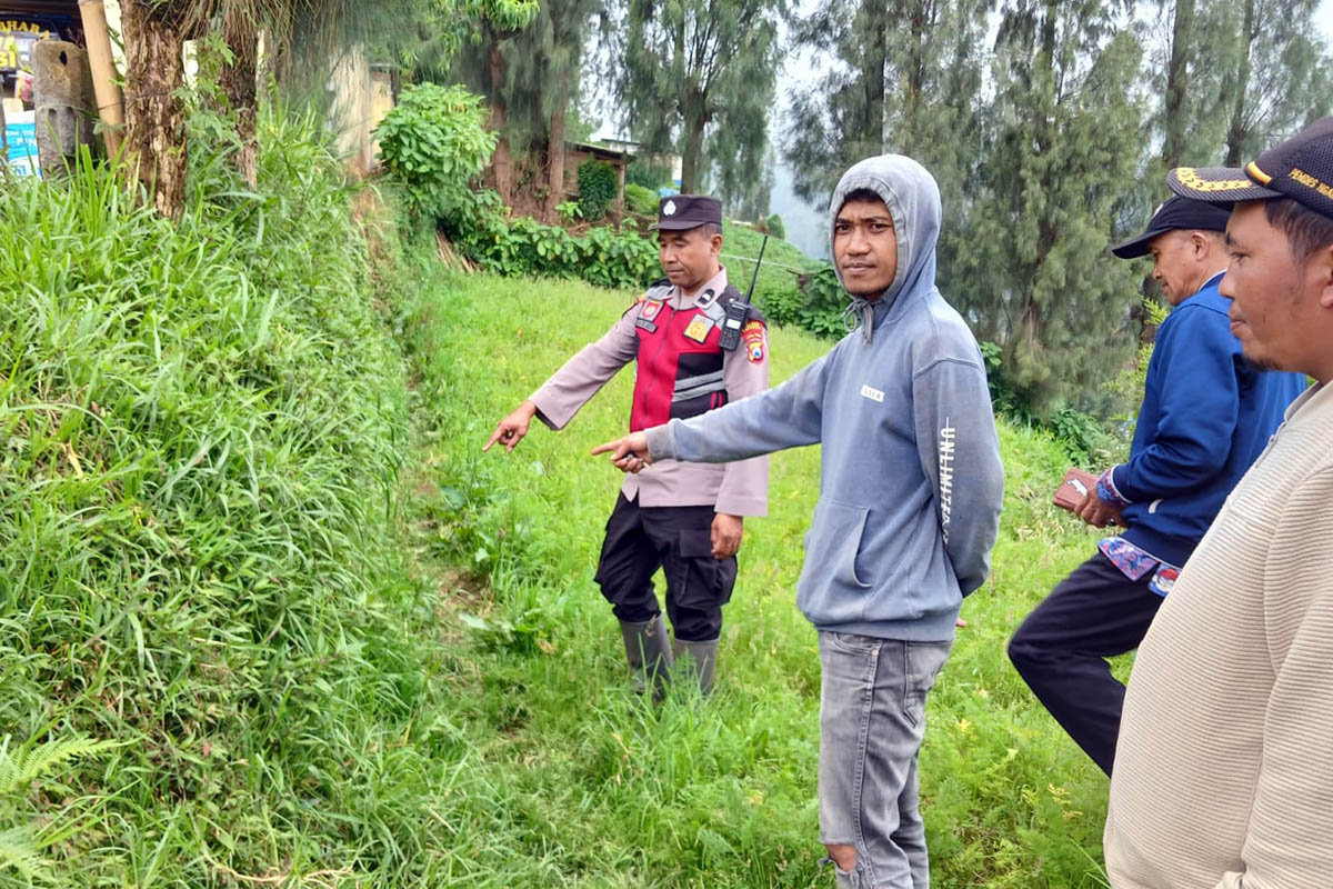 OLAH TKP: Petugas Polsek Tosari mendatangi TKP, Kamis (12/2) siang. Pendalaman terhadap aksi pencurian motor korban, masih dilakukan.