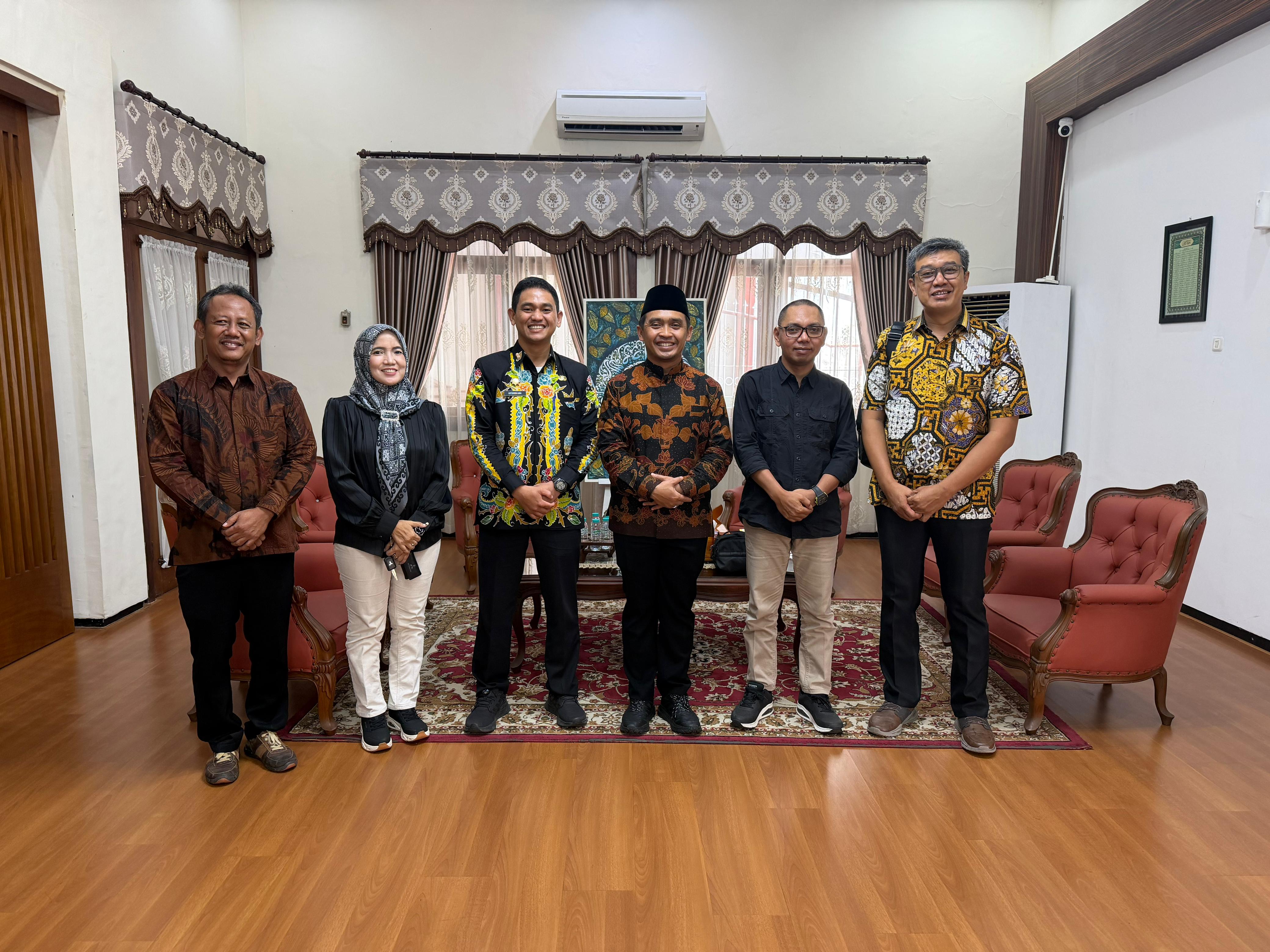 KOLABORASI: Walikota Pasuruan, Adi Wibowo (berpeci) saat bertemu bersama perwakilan dari PT JTI dan YISI.