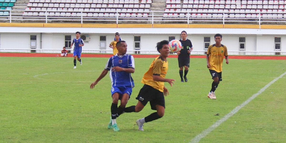 Pemain Pasuruan United saat berusaha memenangi duel udara dengan pemain lawan dalam pertandingan beberapa waktu lalu. Melawan Persid Jember, Ricko Cs membidik kemenangan agar bisa lolos ke final.