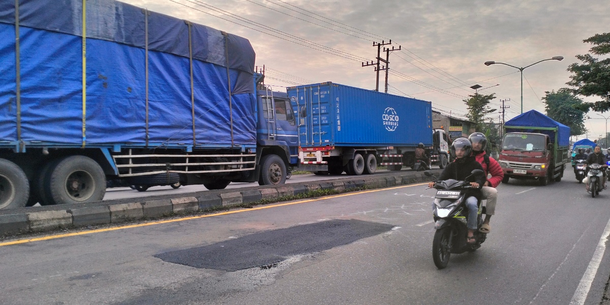TAMBAL: Jalan nasional ruas Malang - Surabaya, di Dusun Archopodo, Desa Kepulungan, Kecamatan Gempol, yang sempat berlubang dan memakan korban. Jalan setempat, akhirnya diperbaiki.