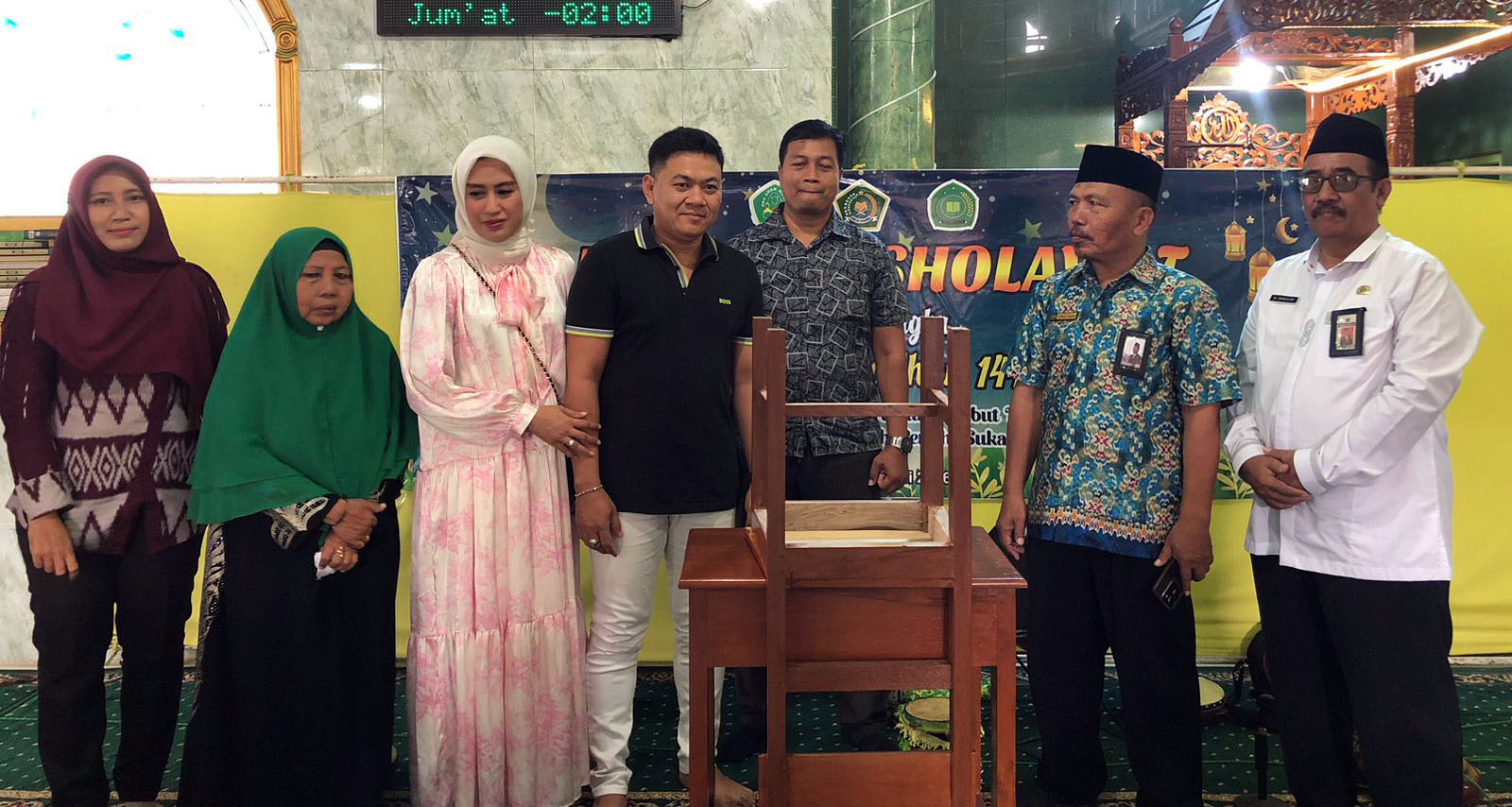 SINERGI: Owner PT Anugerah Jaya Megah (AJM), Fajrin Sidik Kurniawan saat memberikan bantuan meja kursi pada MI Nurul Islam, Mayangan, Jumat (13/2)