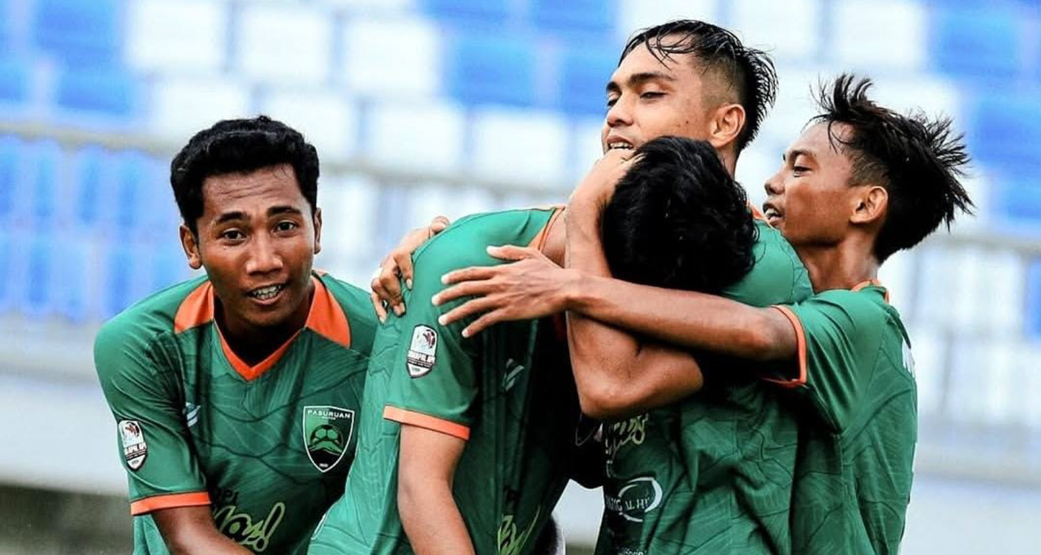 TEMBUS FINAL: Selebrasi para penggawa Pasuruan United usai menyamakan kedudukan. Tim besutan Bio Paulin itu mampu menembus final Liga 4 Jatim.