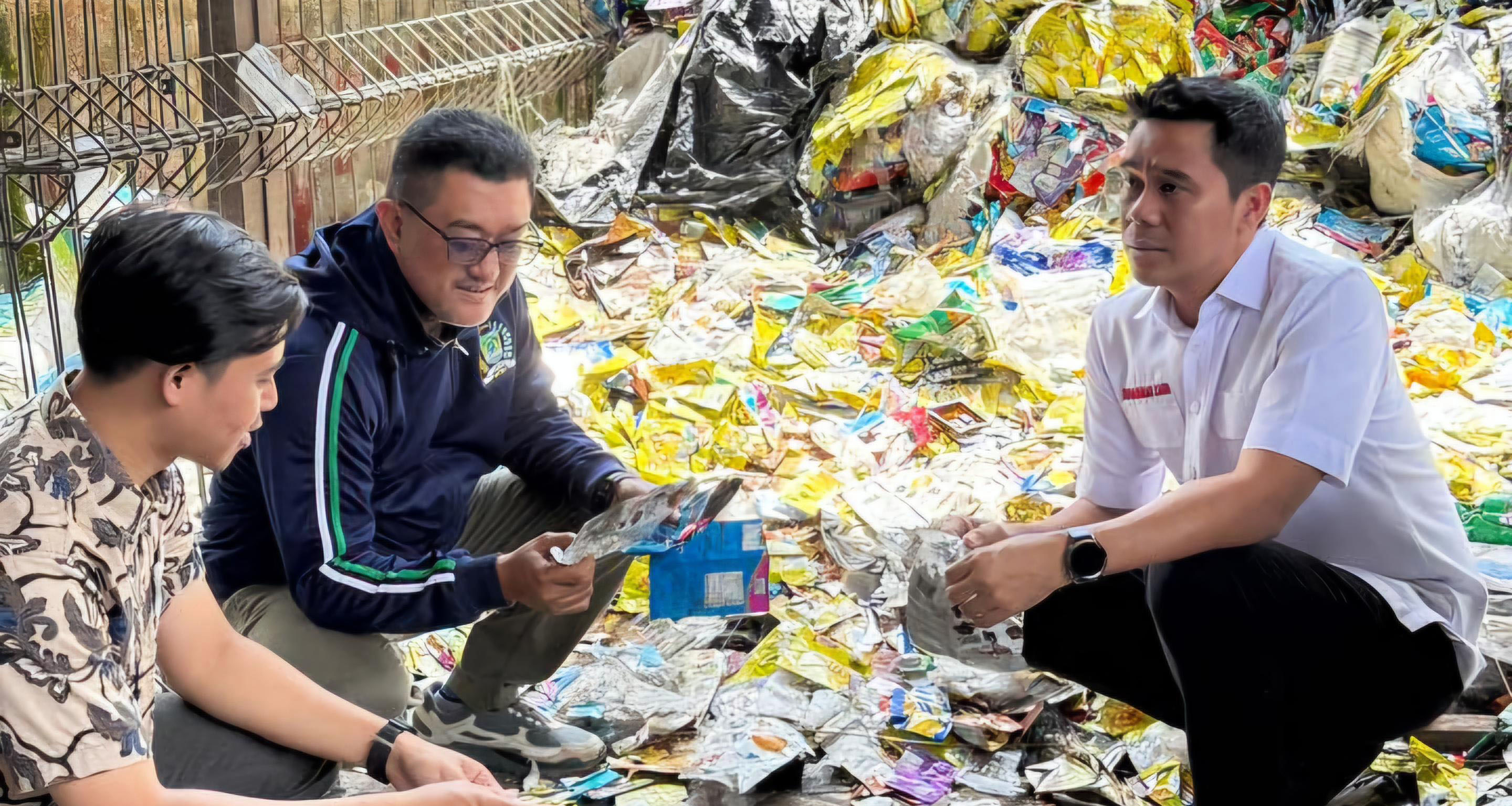 KUNKER: Wakil Ketua DPRD Kabupaten Pasuruan Muhammad Zaini (kanan) dan Ketua Komisi III Yusuf Daniyal (tengah) saat meninjau Bank Sampah Malang (BSM).
