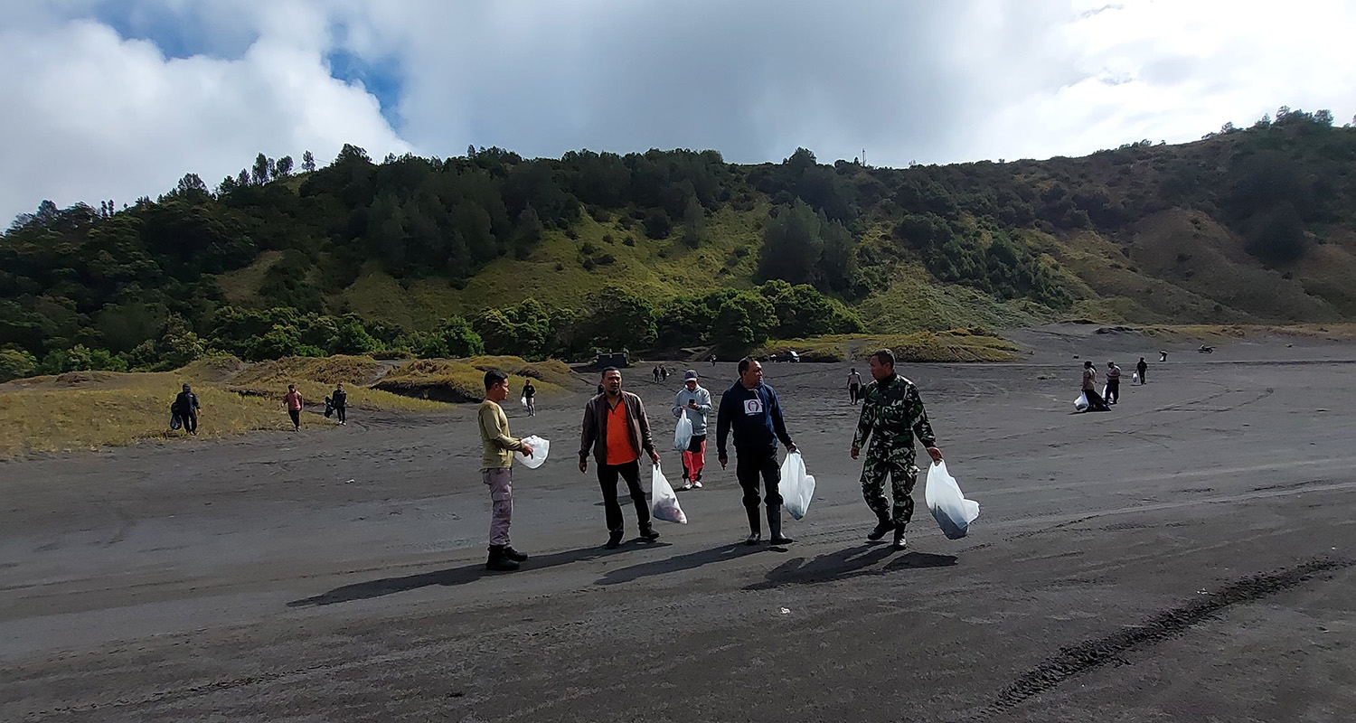 GOTONG ROYONG: Sejumlah petugas gabungan melakukan korve di area Wisata Gunung Bromo di Kecamatan Sukapura, Kabupaten Probolinggo, Kamis (12/2).