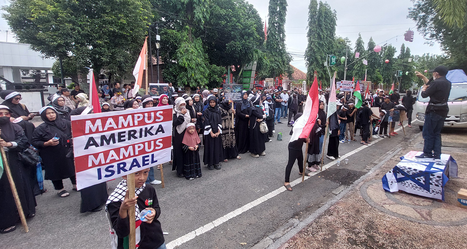 AKSI DAMAI: Komite Umat Islam Anti Amerika dan Israel (Kumail) Probolinggo Raya menggelar aksi damai di depan gedung DPRD Kota Probolinggo, Jumat (13/02).