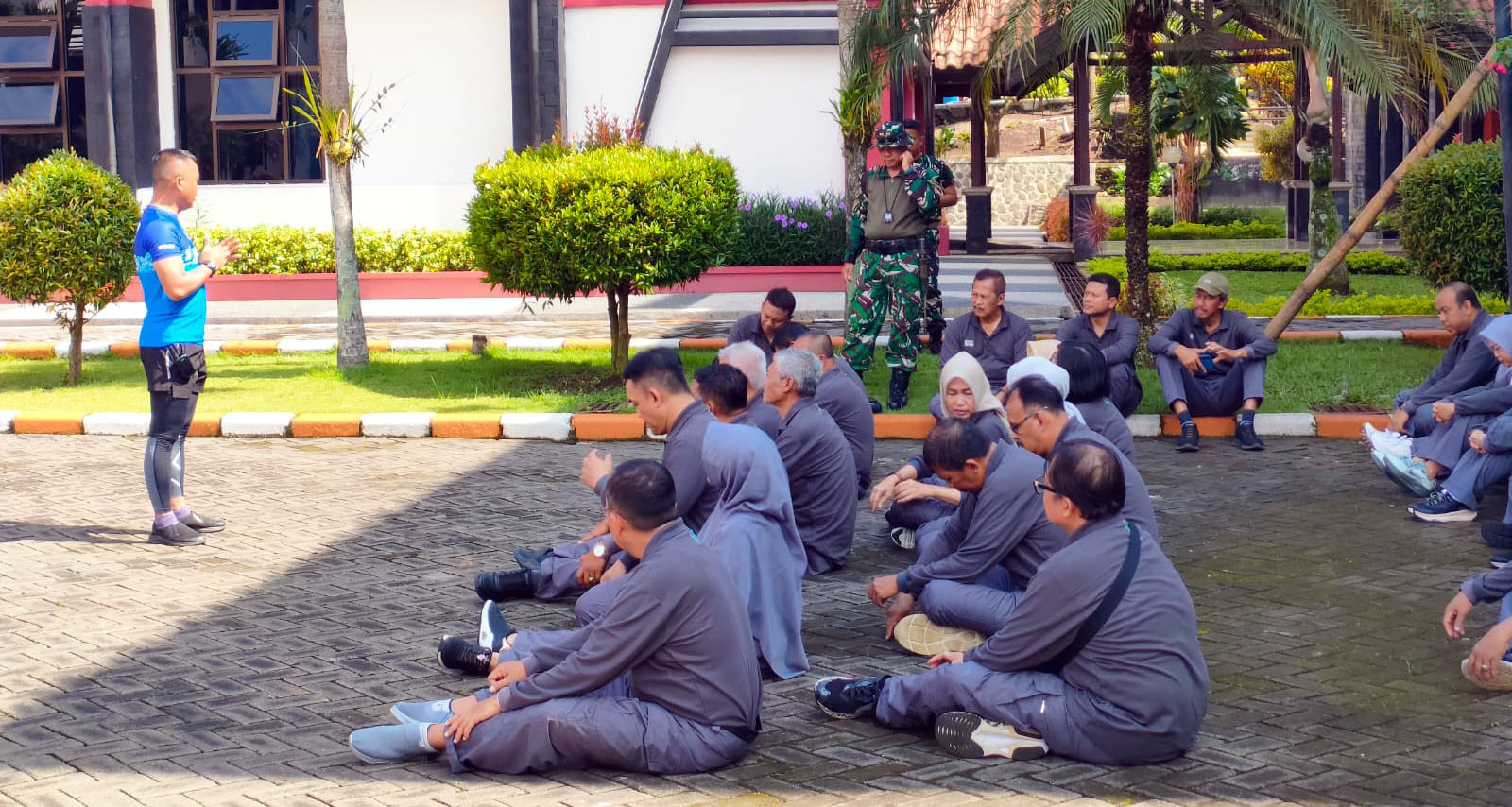 ISTIRAHAT SEJENAK:  Para kepala OPD di lingkungan Pemkot Probolinggo mengikuti retret di BBGTK Jawa Timur, Kota Batu.