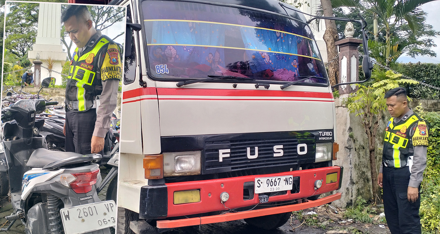 BARANG BUKTI: Polisi mengamankan truk dan motor yang terlibat kecelakaan maut di simpang tiga Bareng, Pandaan, Pasuruan.