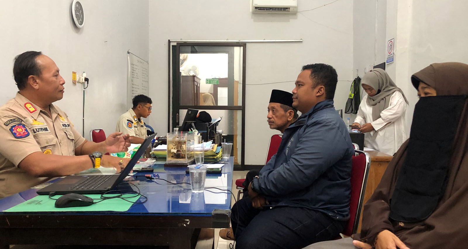Sejumlah warga di sekitar Homestay Hadi&rsquo;s mendatangi kantor Satpol PP Kota Probolinggo. Mereka menyatakan dukungan atas penutupan itu. (Inneke Agustin/ Radar Bromo)