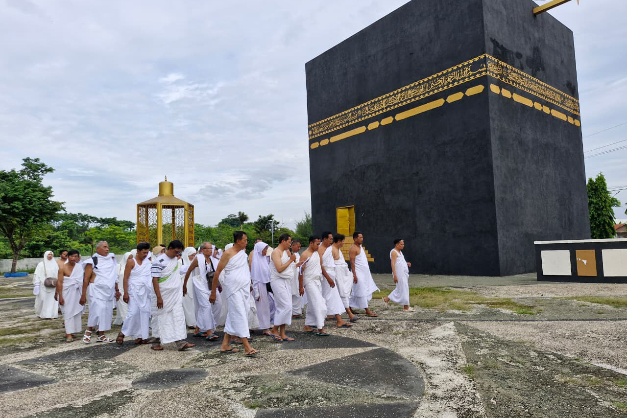 PRAKTIK LAPANGAN: Ratusan CJH asal Kota Probolinggo, mengikuti manasik haji di Miniatur Ka&rsquo;bah di Kecamatan Gending, Kabupaten Probolinggo.