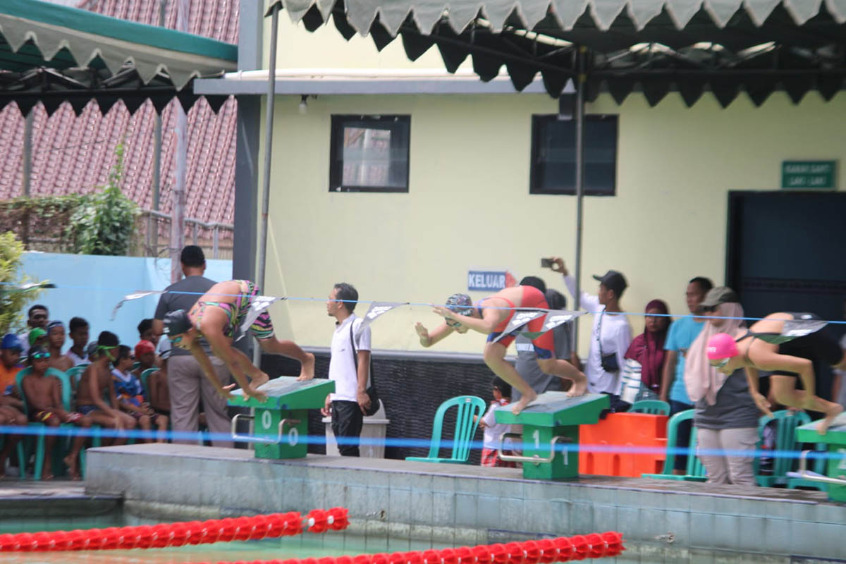 RAIH PRESTASI: Adisty Ajeng (kiri) saat bertanding di nomor andalannya di Open Swimming Sidoarjo Cup.