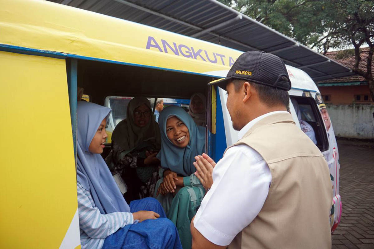 ALTERNATIF: Wali Kota Pasuruan, Adi Wibowo saat menyapa warga yang naik angkutan wisata di terminal wisata.