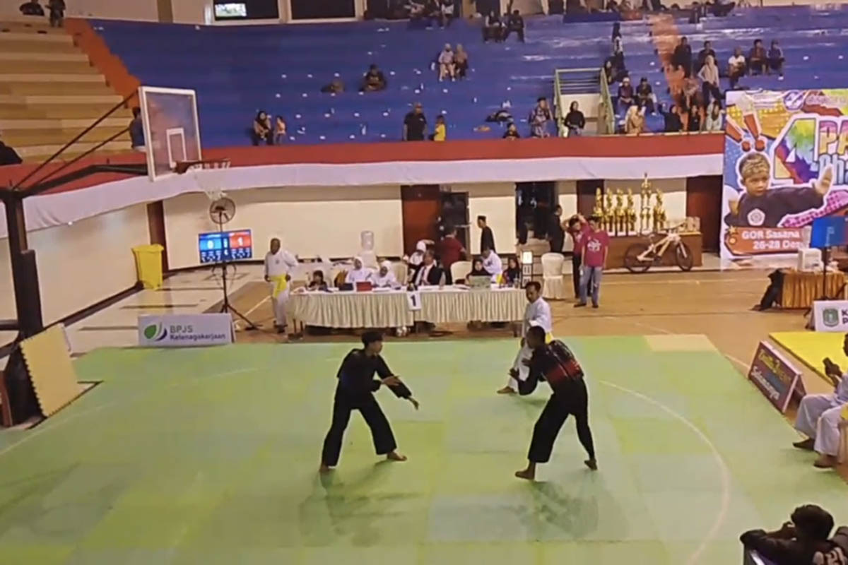 MASIH REMAJA: Muhammad Ilman Farizi (kiri) saat bertanding di Championship akhir Januari lalu.
