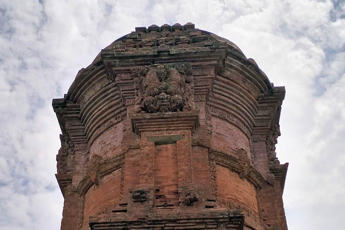PELINDUNG: Relief kala naga di salah satu sudut arah mata angin candi jabung. Sosok ini dipercaya sebagai pelindung dan tolak balak bangunan candi.