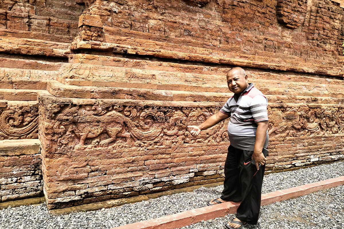 RELIEF: Koordinator Juru Pelihara Candi Jabung Balai Pelestarian Kebudayaan Wilayah XI Abdurrahman menunjukkan relief singa dengan ekor bunga padma. Selain itu, ada pula relief medallion.