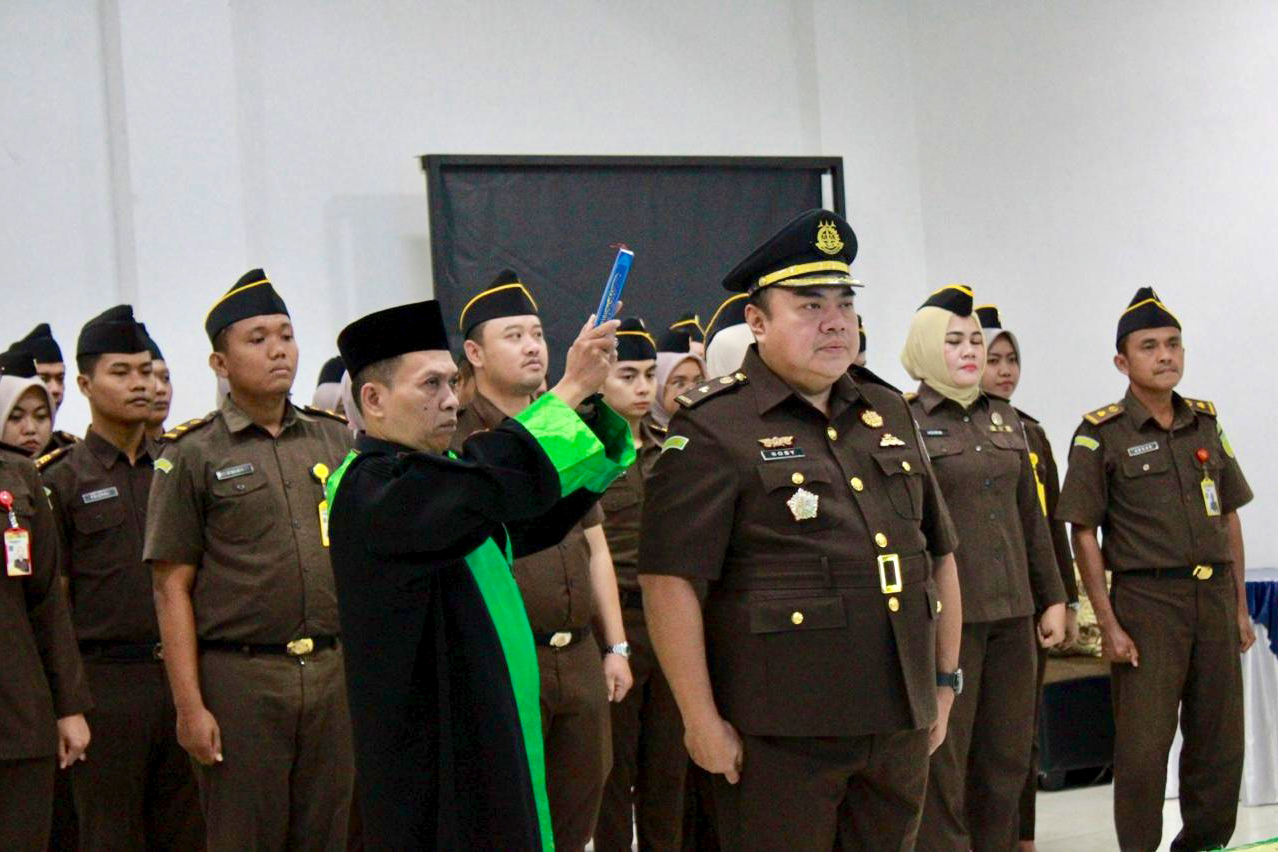 DISUMPAH : Boby Ardirizka Widodo kini menjabat sebagai Kasi Pidsus Kejari Kabupaten Probolinggo.