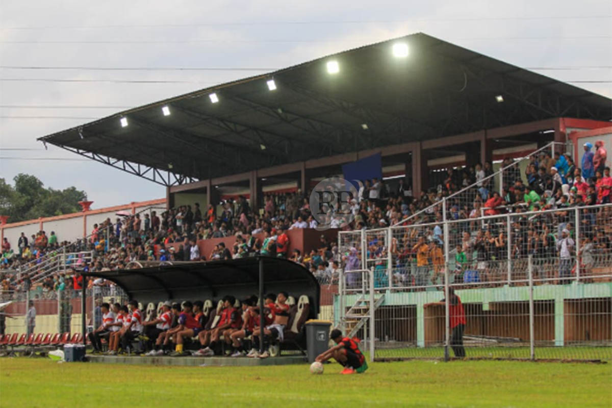 SIAP DIRENOVASI: Penonton saat memenuhi tribun sisi barat Stadion R Soedrasono Pogar Bangil. Stadion milik Pemkab Pasuruan ini bakal dibenahi April mendatang.