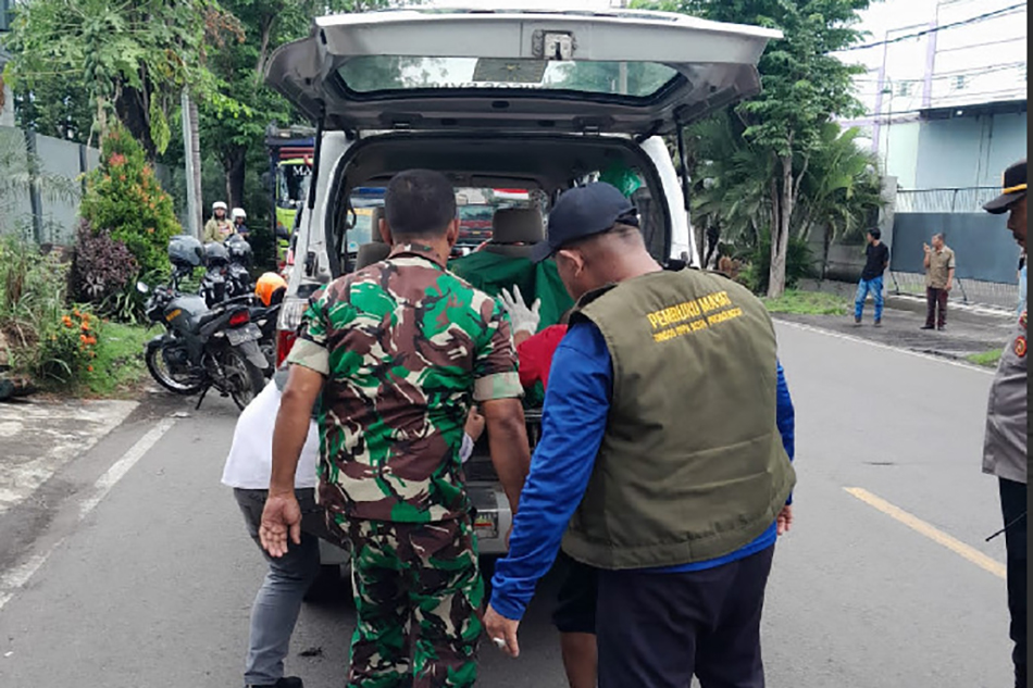 EVAKUASI: Petugas kamar jenazah RSUD dr. Mohamad Saleh mengevakuasi jenazah I Ketut Suardika, ke RSUD dr. Mohamad Saleh.