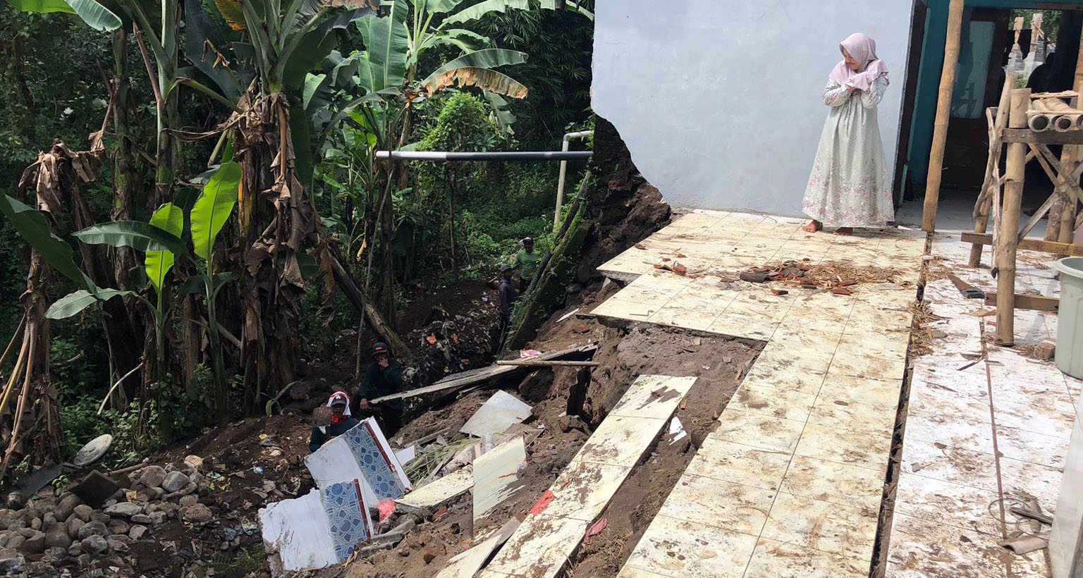 LONGSOR: Kondisi dapur rumah Misna, 57 warga Desa/Kecamatan Bantaran, Kabupaten Probolinggo usai tergerus longsor, Sabtu (14/2) siang.