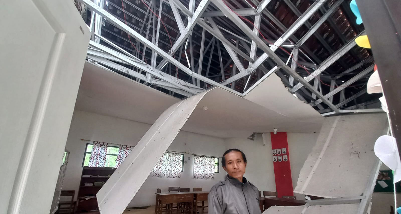 AMBRUK: Kondisi ruang kelas SDN Pamatan II Tongas yang atapnya ambrol pada Sabtu (14/2) dini hari. Pemkab Probolinggo langsung melakukan asesmen dan perbaikan.