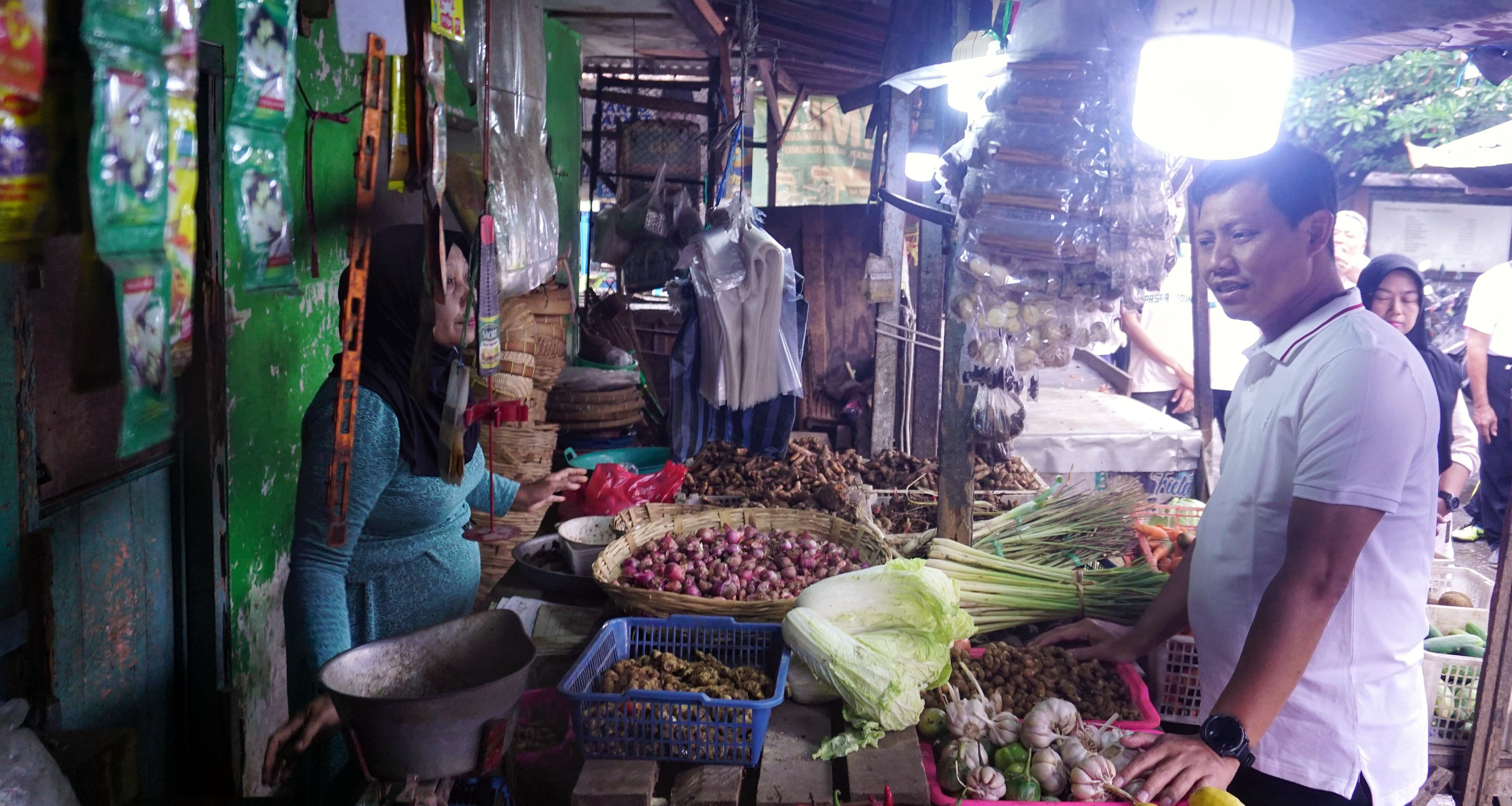 CEK HARGA: Wawali Kota Pasuruan Mohamad Nawawi berbincang dengan salah seorang pedagang di Pasar Gadingrejo saat mengecek harga bahan pokok, Sabtu (14/2).