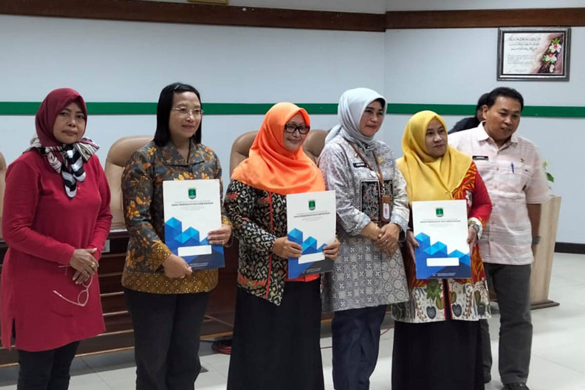 SERAHKAN: Kepala Dinas Pendidikan Kabupaten Pasuruan saat menyerahkan perpanjangan kontrak secara simbolis untuk ratusan guru PPPK di Gedung Wak Mukidin Kompleks Kantor Bupati Pasuruan, Jumat (13/2).