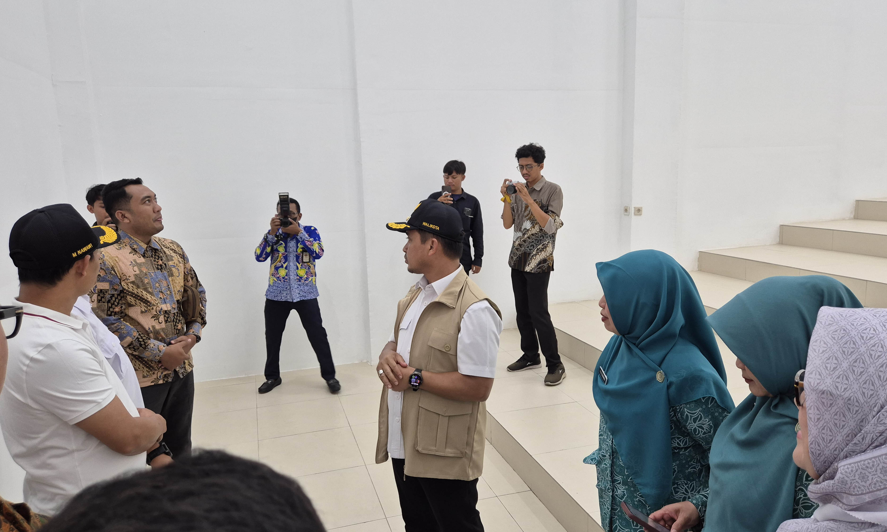 PERLU DILENGKAPI: Wali kota Adi Wibowo meninjau gedung depo arsip yang baru