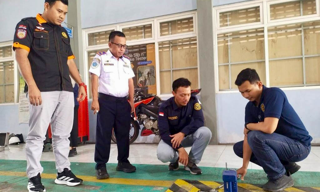 BIAR AKURAT: Petugas BPTD Kemenhub RI melakukan kalibrasi alat uji yang dimiliki oleh UPT Pengujian Kendaraan Bermotor Dinas Perhubungan Kabupaten Probolinggo.