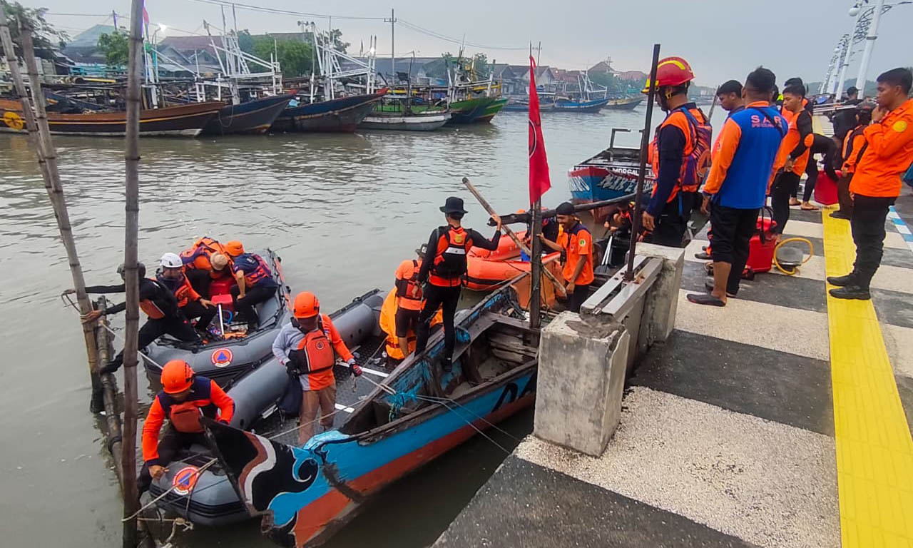 HARI TERAKHIR: Personel search and rescue dengan peralatannya saat melakukan pencarian Suparto. Kini proses pencarian dihentikan.