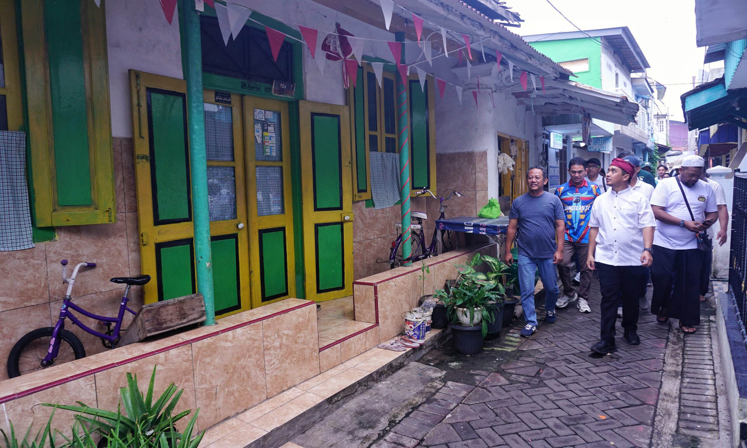 BANGUNAN TUA: Wali Kota Adi Wibowo menyusuri Kampoeng Koeno Bangilan sesaat setelah peresmian.