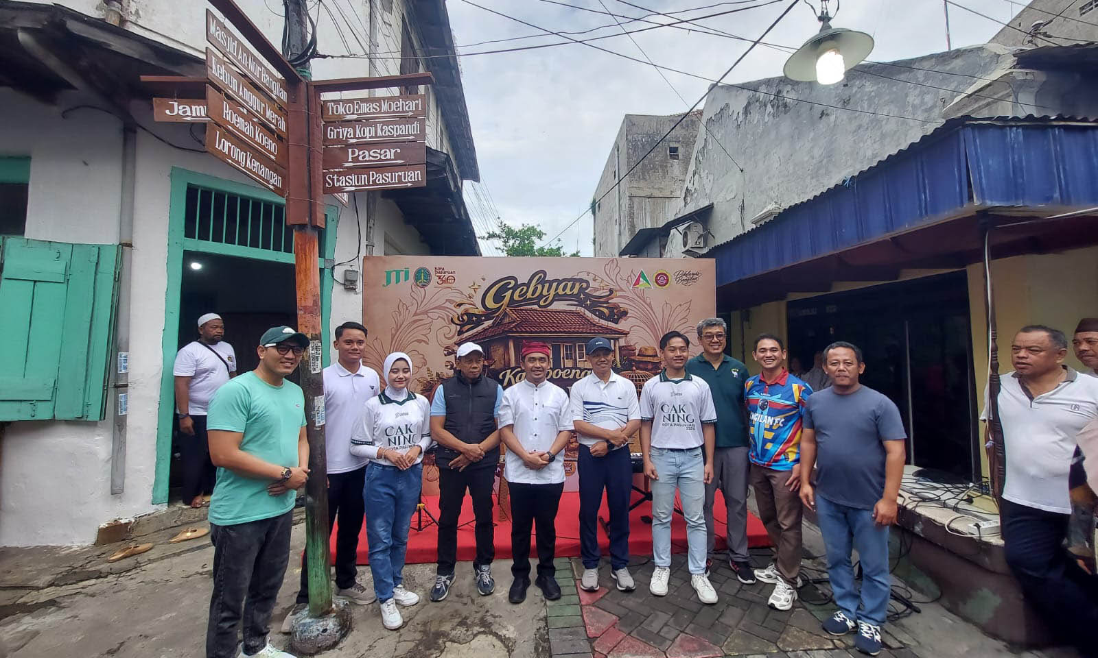 KOLABORASI: Jajaran Pemkot Pasuruan, manajemen JTI, YISI, dan masyarakat setempat. Pengembangan Kampoeng Koeno Bangilan merupakan hasil kerjasama multipihak.
