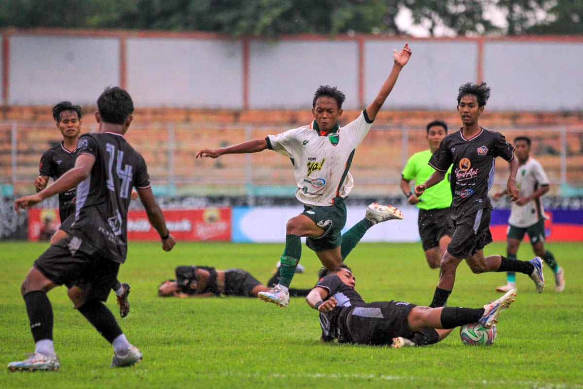 SAMA KUAT: Pertarungan antara Pasuruan United dengan Persepam Pamekasan dalam babak 16 besar Liga 4 Jatim beberapa waktu lalu. Kedua tim menyudahi laga, dengan skor sama kuat, 3-3.